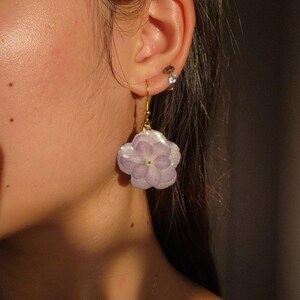 Pendientes de resina con flores prensadas de hortensias reales / Joyas hechas a mano, diseños colgantes con flores naturales, regalo único para ella, joyas botánicas