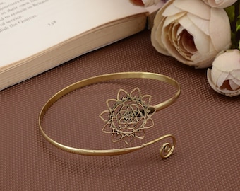 Pulseira de mandala de latão feita à mão, joia de geometria sagrada espiritual, pulseira ajustável de latão estilo boho, presente artesanal exclusivo para mulheres e homens