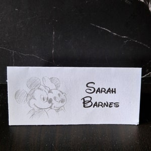 Tarjeta de lugar para boda con nombre de Mickey Mouse y Minnie Mouse de Disney. Perfecta para bodas, baby showers y fiestas.