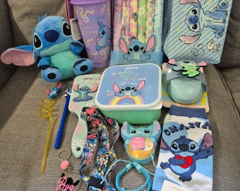 Caja misteriosa extra grande de Disney Stitch, con una variedad de artículos diferentes y un llavero hecho a mano.