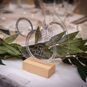 Letrero con número de mesa para boda de Mickey Mouse de Disney.