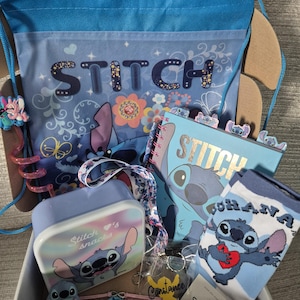 Disney kleine Stitch Mystery Geschenkbox - mit einer Vielzahl verschiedener Artikel und einem handgefertigten Schlüsselring.