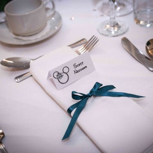Tarjeta de lugar para boda con el nombre de Mickey Mouse de Disney. Perfecta para bodas, baby showers y fiestas.