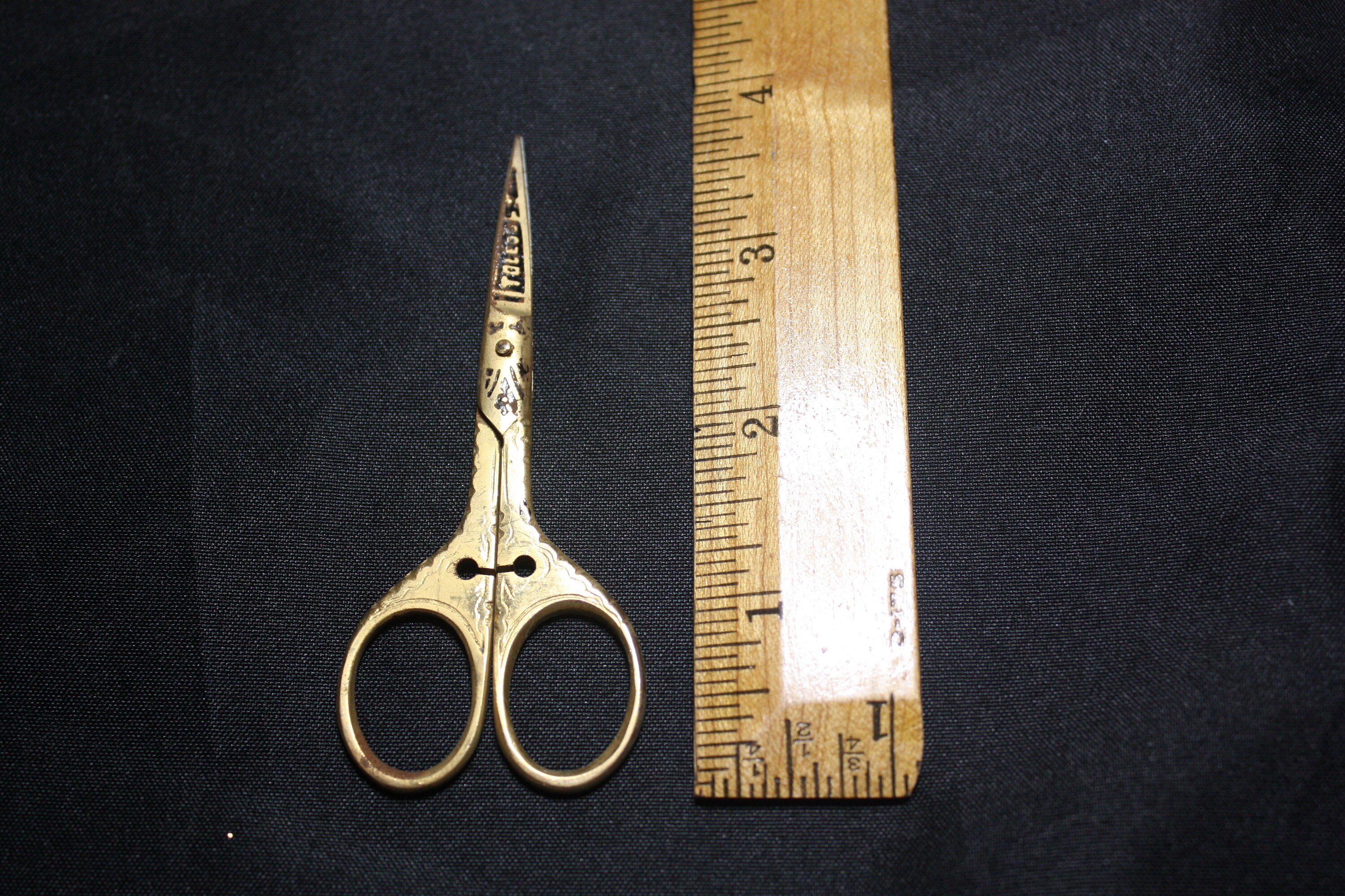 HC1308116 - Crazy Cut Scissors with Wooden Carousel