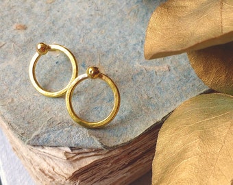 Minimalist stud earrings, circle-shaped in brass, handmade