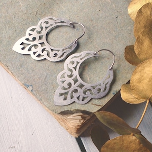 arabesque ethnic earrings, in carved aluminum, handmade