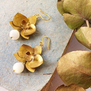 Messing hangende oorbellen, orchideevormig, met natuurlijke halfedelstenen, handgemaakt