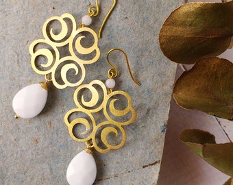 arabesque earrings, in brass and white onyx, handmade