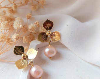 Handgemaakte messing oorknopjes met bloemmotief in diverse maten, bezet met natuurlijke edelstenen.