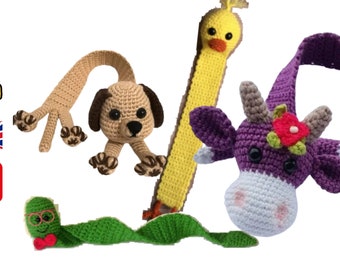 Op de afbeelding: Vier gehaakte dieren-bladwijzers: een geel kuiken, een paarse koe, een bruine hond en een groene worm met een bril. De bladwijzers zijn allemaal handgemaakt en hebben een speels, fantasierijk ontwerp.