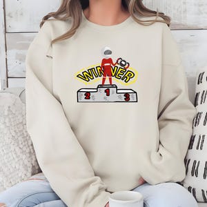 Sudadera acogedora con podio de ganadores • Suéter de campeón de carreras • Gráfico de podio de trofeos