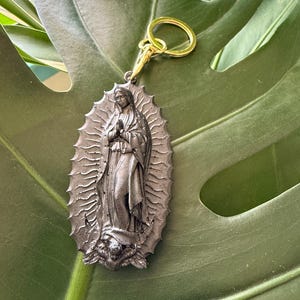 Handgemachte Jungfrau Maria Schlüsselanhänger – Schwarzer Epoxidharz Anhänger mit Schein – Religiöses Geschenk – Nuestra Señora de Guadalupe Schlüsselanhänger