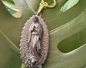 Handmade Virgin Mary Keychain – Black Epoxy Resin Charm with Sparkle – Religious Gift – Nuestra Señora de Guadalupe Keychain
