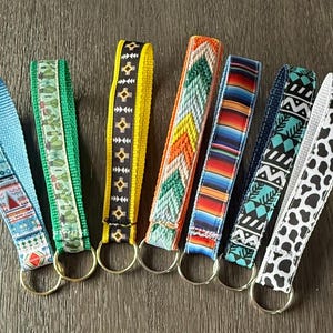 Llavero de tela hecho a mano / Llavero de inspiración bohemia y occidental / Cinta de 2,5 cm con cinta cosida / Sostenible y hecho a pedido