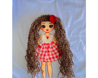 Camiseta con diseño de muñeca de pelo rizado, camiseta con apliques de muñeca hecha a mano, camiseta con pelo de hilo 3D, top de moda para niñas, regalo único para niñas.