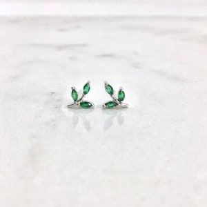 Boucles d'oreilles petites brindilles vertes en argent sterling • clous d'oreilles brindilles délicates • clous d'oreilles fleurs • boucles d'oreilles feuilles • clou floral • clou branche d'émeraude