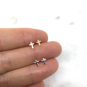 Orecchino Tiny Cross Stud in argento sterling, Orecchini Petite Cross in cartilagine trago, Gioielli di moda, Regalo di battesimo, Multi-piercing, Regalo per bambino