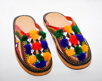 Handgefertigte Leder Berber Hausschuhe: Marokkanische Pom Pom Schuhe