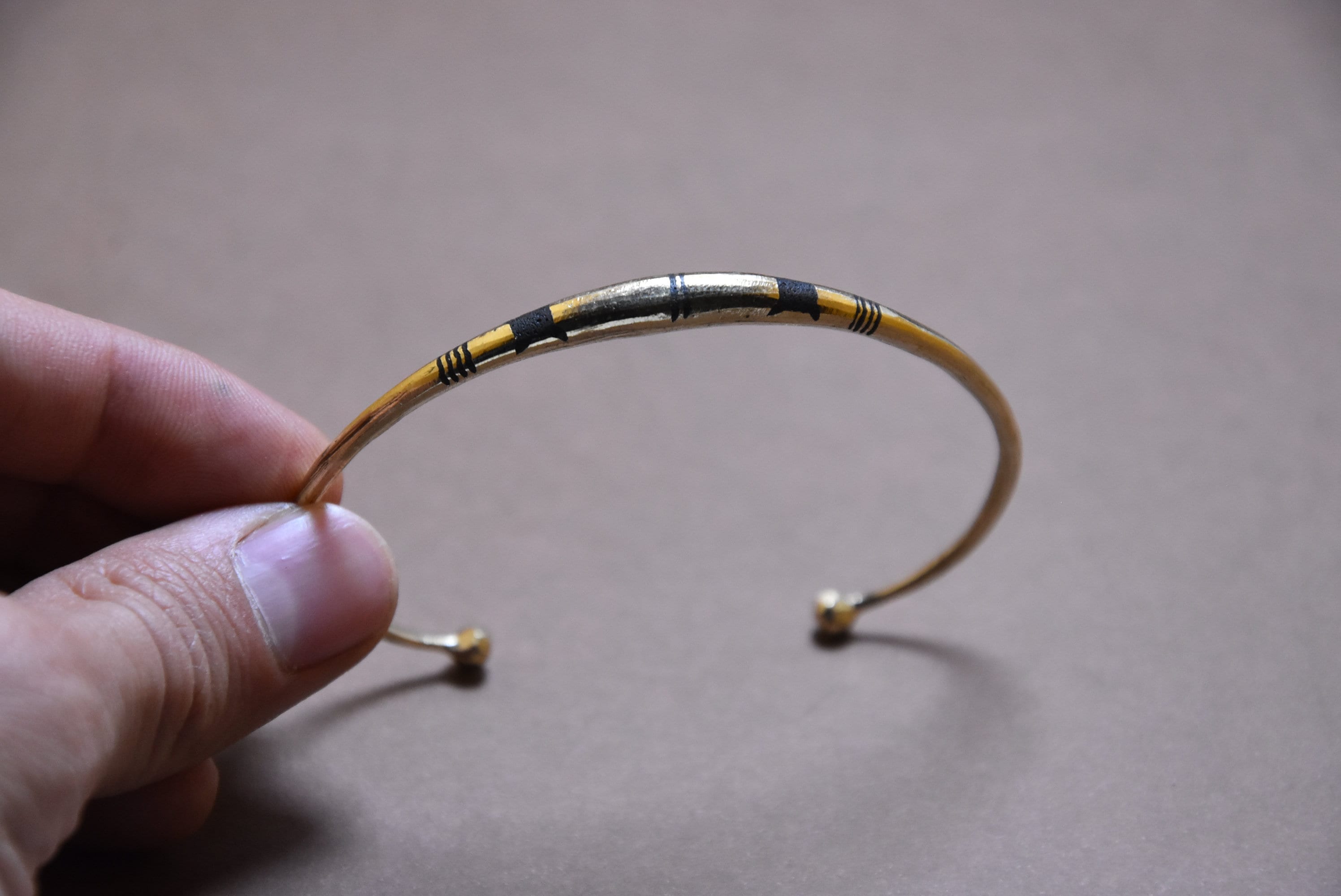 Bracelet Jonc Ancien Berbère Touareg En Alliage - Diamètre 64 Mm X 10 Mm - Occasion