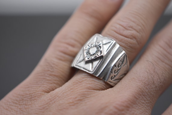 Bague Chevalière Argentée Ethnique Berbère – Métal Argenté Niellé, Taille 67 (occasion)