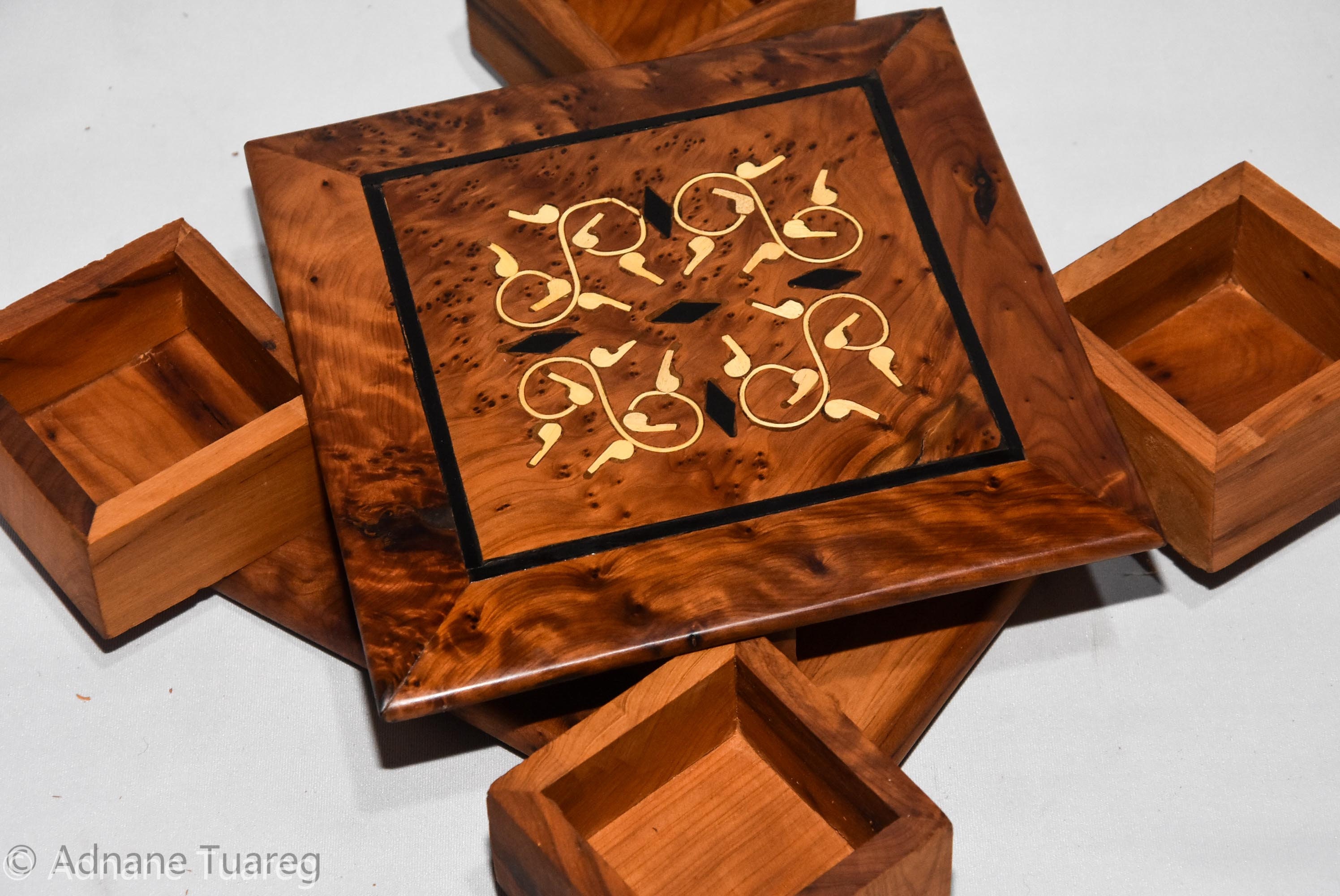 Boite secrète à bijoux originale en bois intarsia, Cœurs, avec prénom