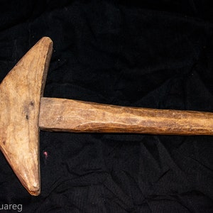Martillo de azúcar de madera tuareg antiguo: herramienta para la ceremonia del té
