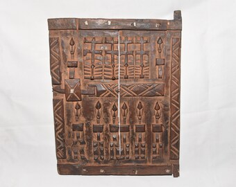 アフリカのドゴン族のドア、彫刻が施された木製の穀物倉庫のドア