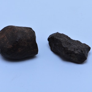 Condrite del meteorite , meteorite del Sahara marocchino Due piccole condriti