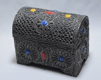 Joyero bereber hecho a mano: Sandoka marroquí de metal y madera tuareg