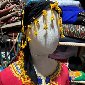 Foulard Satiné à Motif Berbère Amazigh : Élégance et Durabilité Réunies