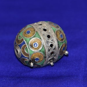 Ethnique TAGMOUT, ancienne boule pectorale ovoïde en argent émaillée et monnaies en pendeloque TIZNIT Sud Maroc