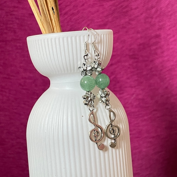 silberne Notenschlüssel und Blumen Ohrringe mit grüner Jade