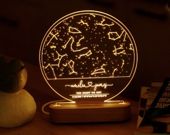 Może przedstawiać: Okrągła, przezroczysta lampka nocna z akrylu z mapą konstelacji i tekstem "amelia ♥ james THE NIGHT WE MET" oraz datą "JULY 1, 2017" na drewnianej podstawie.