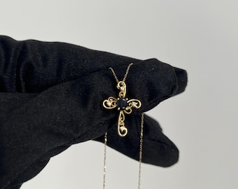 Collar con cruz de oro macizo de 18 quilates, diamantes y zafiros, delicada joyería religiosa.