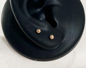 Pendientes de botón mini globo de oro macizo de 18 quilates, joyería minimalista delicada de 3 mm.