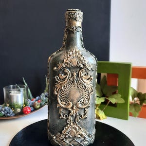Bouteille d&#39;art en verre, bouteille décorative faite main. Bouteille décorée avec des ornements en or, bouteille de style victorien, décoration de la maison, cadeau.