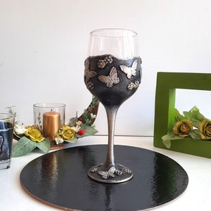 Wine glass. Wine goblets. Handmade wine glass with butterflies. Wine glass with butterflies. Gift for butterfly lovers, butterfly cup, gift