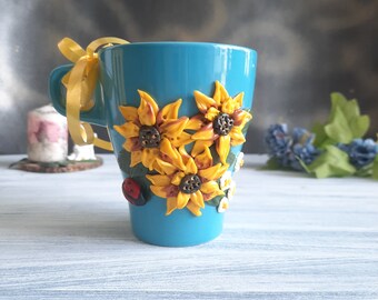 Koffiekopje met 3D decoratie van zonnebloemen. Zonnebloem theekopje van polymeerklei. Handgedecoreerde beker met bloemen. Zonnebloembeker gezellig. Een geschenkbeker