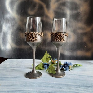 Decorated flutes for wedding toast. Wedding wine glass set. Hand decorated wedding champagne flutes. Anniversary gift. Gifts for the couple.