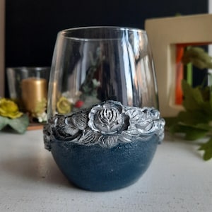 Decorated stemless wine glass with roses, blue wine glasses with rose design, birthday gift, stemless wine glass gift for girlfriend.