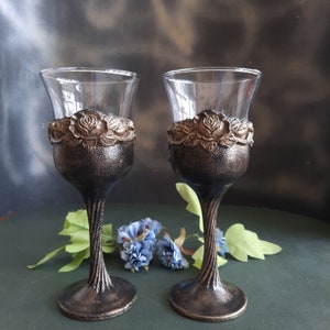 Black wine glasses with gold roses. Wine Goblets, wedding glasses. Gothic wedding glasses. black and gold wedding glasses. gothic wine glass