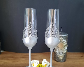 Hand painted wedding wine glasses. Champagne flutes. Decorated glasses, wedding gift for the bride and groom. Wedding flute.
