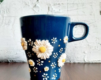 Coffee mug with daisies made of polymer clay. Hand decorated coffee/tea mug. Cappuccino mug, flower mug decor. Mug for nature lovers gift