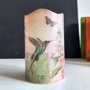 Flameless candle with hummingbird. Bird candle, floral votive candle, gift for bird lovers, bird decoration, housewarming gift, home decor