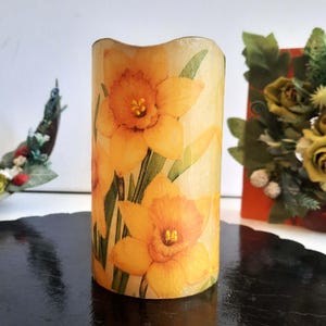 FLAMELESS CANDLE with daffodils, hand decorated candle with yellow flowers, flameless candle, floral candle with daffodils, gift for her.
