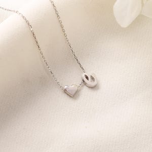 Collar con letra E, collar con letra pequeña, collar personalizado, regalo elegante para ella, regalo para esposa, regalo para el día de la madre