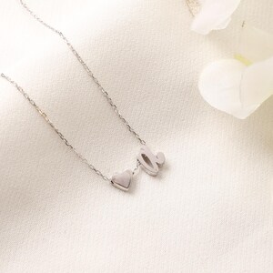 Collar con letra A, collar con letra pequeña, collar personalizado, regalo elegante para ella, regalo para mujer, regalo para días especiales
