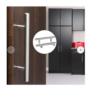 以下が含まれることがあります： ステンレス製のキャビネットドアプルと長いドアハンドルが、濃い色の木製のドアと黒いキャビネットに対して表示されています。円形のインセットには、2つの異なるスタイルのキャビネットプルが表示されています。ドアハンドルは長くまっすぐなバーです。