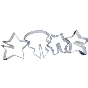 Puede incluir: Una colección de cuatro cortadores de galletas de metal en varias formas. Las formas incluyen dos estrellas, una seta y un copo de nieve. Los cortadores de galletas son de metal brillante de color plateado.