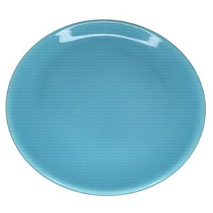 Peut inclure: Une assiette ronde bleu clair avec une finition brillante. L'assiette a un design simple et minimaliste et convient pour servir des aliments. L'assiette est en céramique ou en porcelaine et est de couleur unie.
